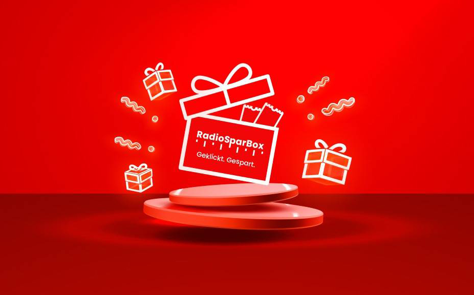 RadioSparBox — Geklickt. Gespart. Gutscheinbox mit Geschenken auf rotem Podest