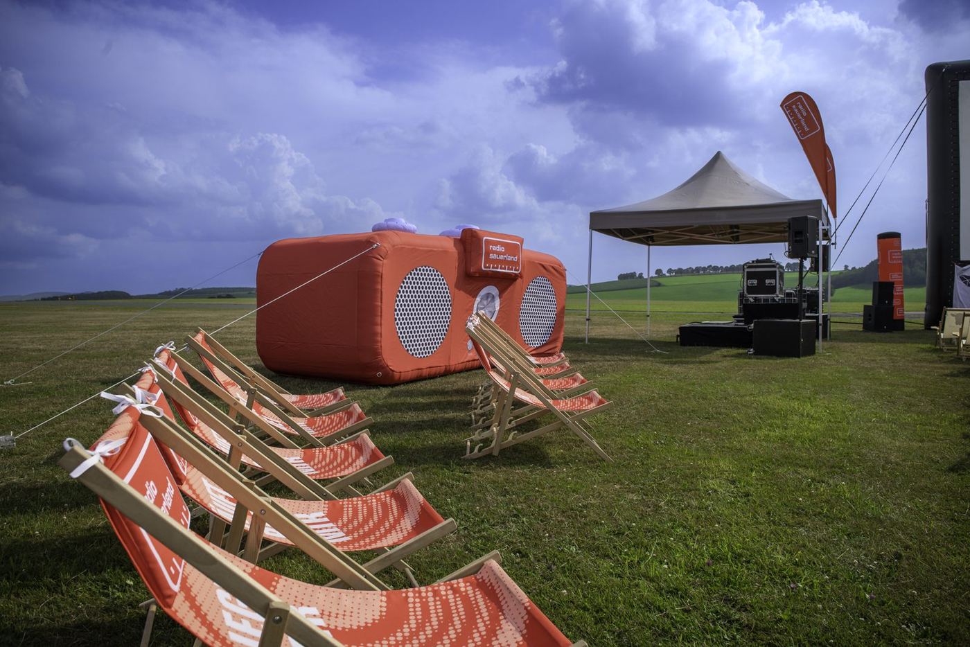 Open-Air-Kino am Flugplatz Meschede-Schüren: Radio Sauerland schafft ein Sommer-Highlight mit region – Bild 1 von 12, Unternehmen | Westfunk