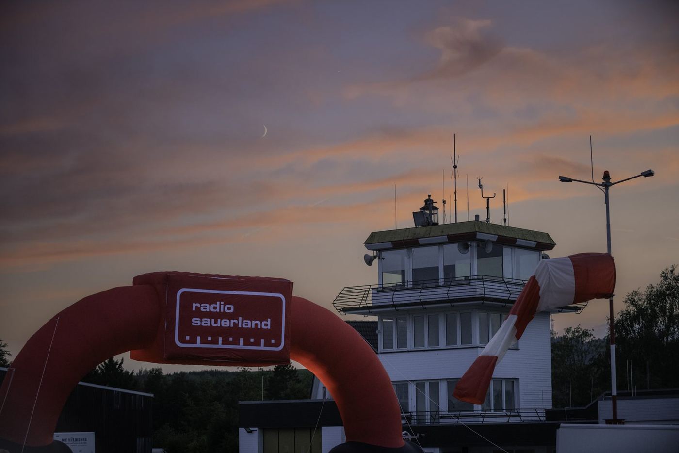 Open-Air-Kino am Flugplatz Meschede-Schüren: Radio Sauerland schafft ein Sommer-Highlight mit region – Bild 10 von 12, Unternehmen | Westfunk