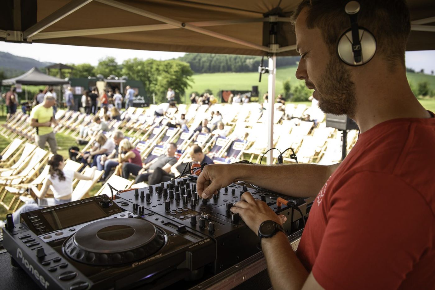 Open-Air-Kino am Flugplatz Meschede-Schüren: Radio Sauerland schafft ein Sommer-Highlight mit region – Bild 2 von 12, Unternehmen | Westfunk