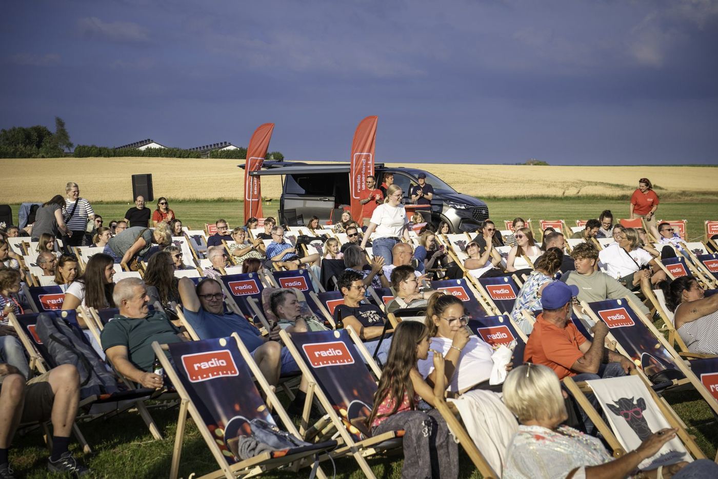 Open-Air-Kino am Flugplatz Meschede-Schüren: Radio Sauerland schafft ein Sommer-Highlight mit region – Bild 5 von 12, Unternehmen | Westfunk