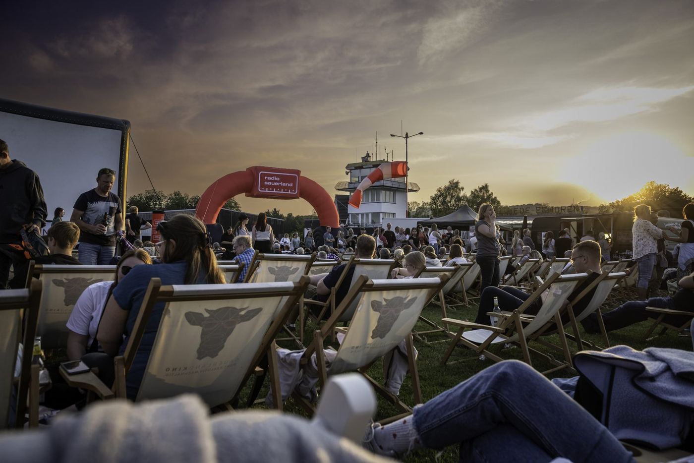 Open-Air-Kino am Flugplatz Meschede-Schüren: Radio Sauerland schafft ein Sommer-Highlight mit region – Bild 6 von 12, Unternehmen | Westfunk