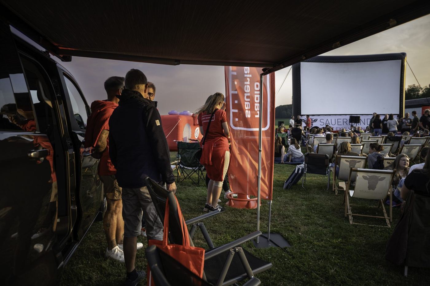 Open-Air-Kino am Flugplatz Meschede-Schüren: Radio Sauerland schafft ein Sommer-Highlight mit region – Bild 7 von 12, Unternehmen | Westfunk