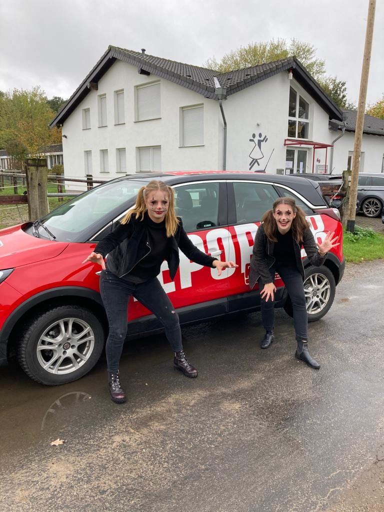 Die Redakteurinnen vor dem Reporterauto von Radio K.W. – frisch gefüllt mit Süßigkeiten.