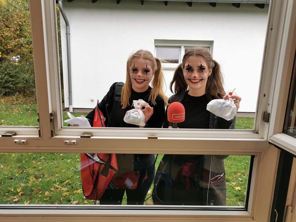Radio K.W.-Reporterinnen sind unterwegs zu Halloween.