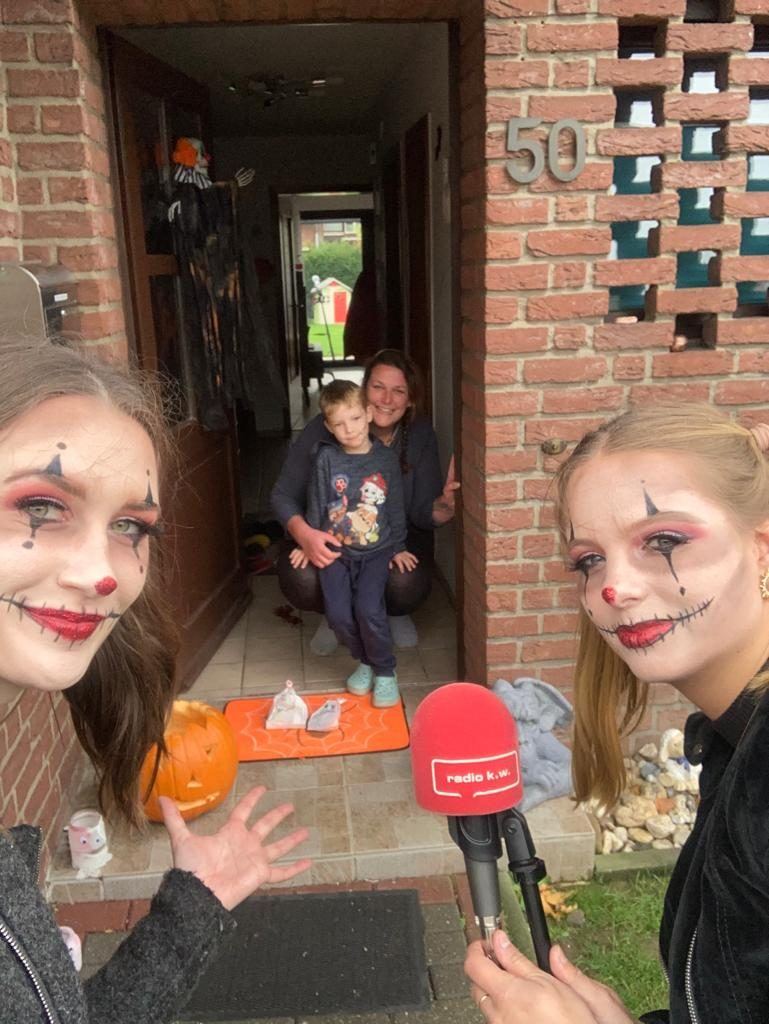 Eine weitere Familie freut sich über den Überraschungsbesuch von Radio K.W.