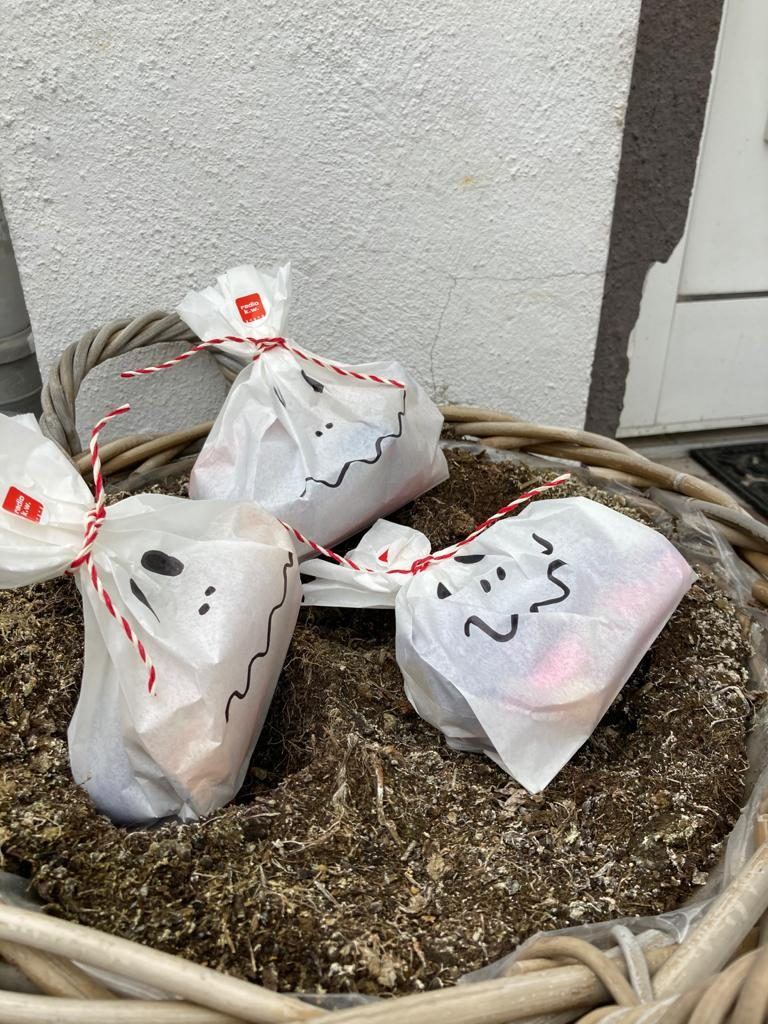 Halloween-Taxi: Radio K.W. bringt Süßigkeiten zu Hörern im Kreis Wesel – Bild 6 von 6, Unternehmen | Westfunk