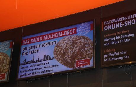 Anzeigen in den Bäckereifilialen weisen auf die Aktion hin. Foto: Westfunk