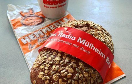 Das Radio Mülheim-Brot mit der passenden Tasse. Foto: Westfunk