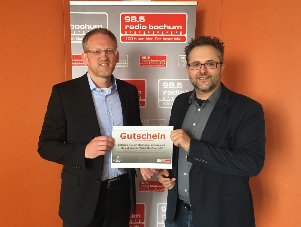 Der Gewinner des Tipp-Kick steht fest. Jörg Lindemann (Lindemann Optik) und Tobias Madey (Mediaberater Radio Bochum bei FUNKE Media Sales NRW)emann (L