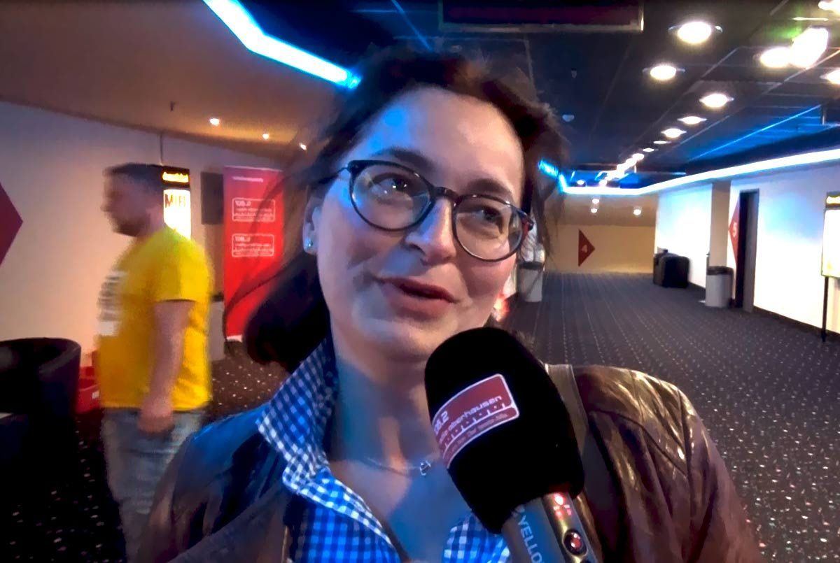 Eine Hörerin von Radio Oberhausen vor dem Mikrofon im Interview.