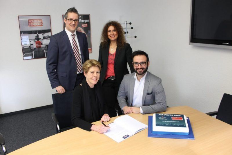 Weitere 2 Jahre Partner. V.l.n.r.: Stefan Fenderl (König-Pilsener-ARENA), Britta Sippel (Westfunk) Concetta Alba-Wrobel (FUNKE Media Sales NRW), Flori