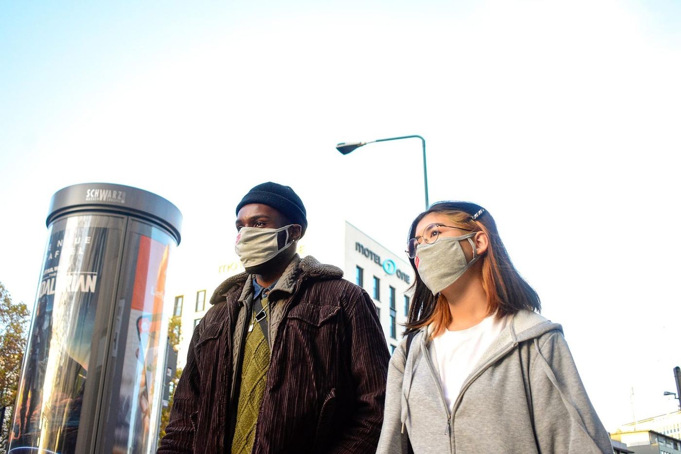 Die grauen Westfunk-Masken passen zum Freizeitlook.