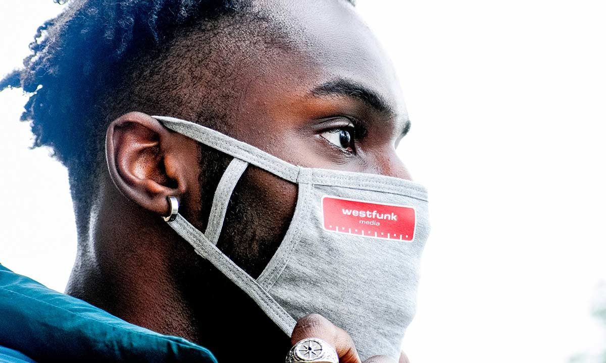 Der Mund-Nasen-Schutz von Westfunk sitzt bequem und schützt. Foto: Westfunk